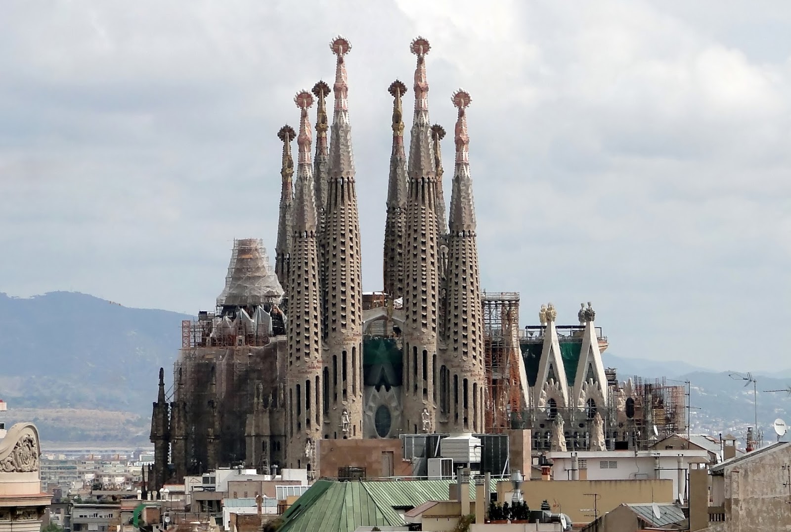 Vista de la Basílica de la Sagrada Familia desde Barcelona